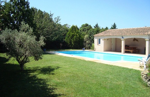 Istres Apartment | Apartment indépendant- T 2 in a villa - pool and garden.