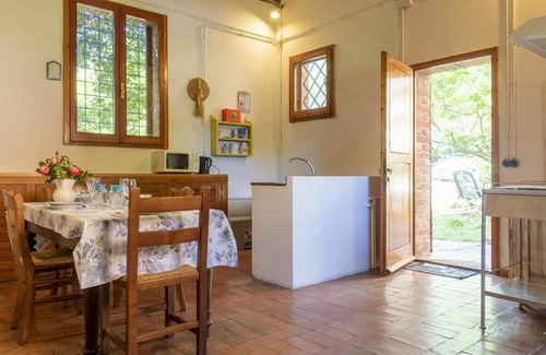 Castiglione del Lago House | Apartment in villa with WIFI, A/C, private pool, hot tub, TV, patio, pets allowed, panoramic view