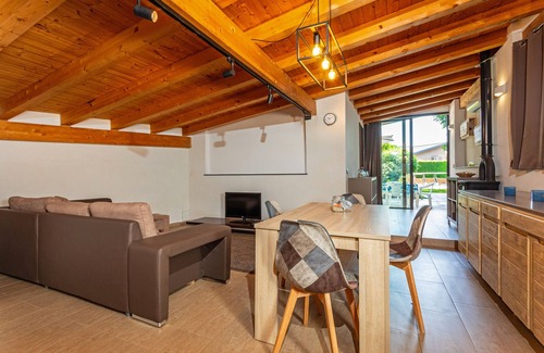 San Giovanni la Punta Apartment | Apartment 'Vanilla Bay Dep' with Private Pool, Private Garden and Air Conditioning