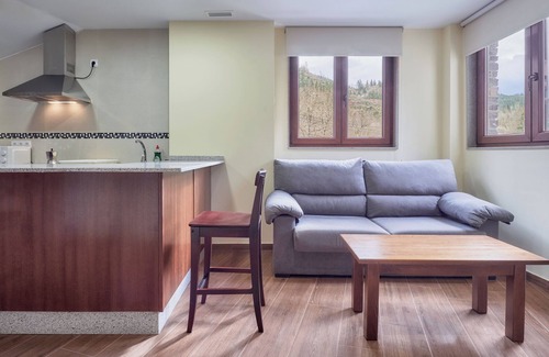 Cecos Apartment | Apartment 'Izquierda' with Shared Garden and Wi-Fi