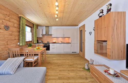 Racines Apartment | Apartment "Joselehof Edelweiss" with Mountain View, Wi-Fi & Garden