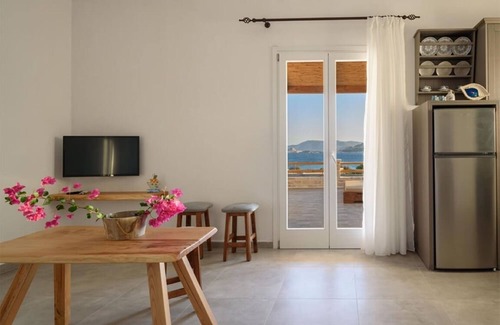 Kimolos Apartment | Apartment 'Kalamitsi View 2' with Private Terrace, Wi-Fi and Air Conditioning