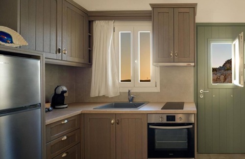 Kimolos Apartment | Apartment 'Kalamitsi View 2' with Private Terrace, Wi-Fi and Air Conditioning
