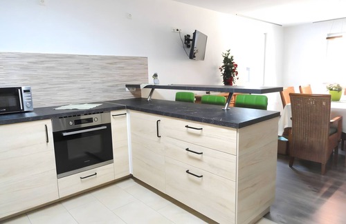 Huettenfeld Apartment | Apartment 'Karins Pension Zimmer 6' with Wi-Fi
