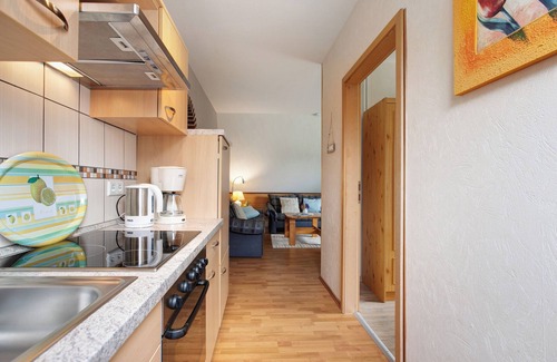Suden Apartment | Apartment 'Kleine Ferienwohnung' with Shared Garden and Balcony
