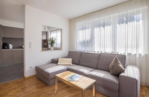 Perca Apartment | Apartment 'Kronsun Freude' with Mountain View, Private Terrace and Wi-Fi