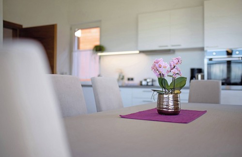 Perca Apartment | Apartment “Kronsun - Kraft” with Mountain View, Balcony & Garden