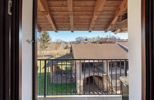 Borgomanero Apartment | Apartment 'L' Antico Fienile' with Private Garden, Wi-Fi and Air Conditioning