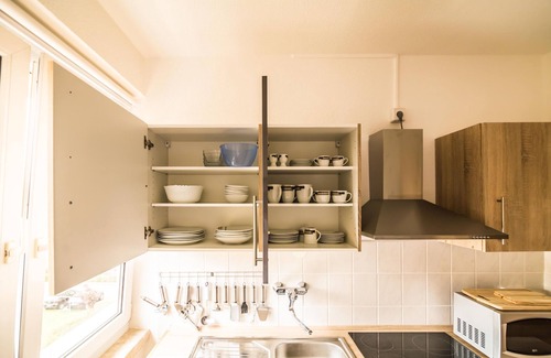 Leutzsch Apartment | Apartment L Near the center with Wi-Fi and washing machine