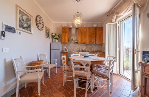 Cortona Apartment | Apartment 'L'Olivo Casa del Nonno Bingheri' with Shared Garden & Wi-Fi