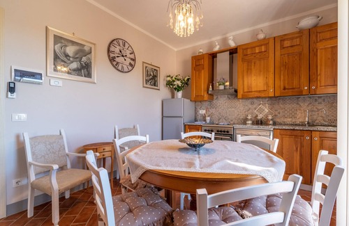 Cortona Apartment | Apartment 'L'Olivo Casa del Nonno Bingheri' with Shared Garden & Wi-Fi
