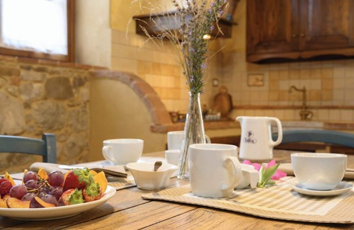 Pomarance Apartment | Apartment 'La Caciaia' with Shared Pool, Private Garden and Wi-Fi
