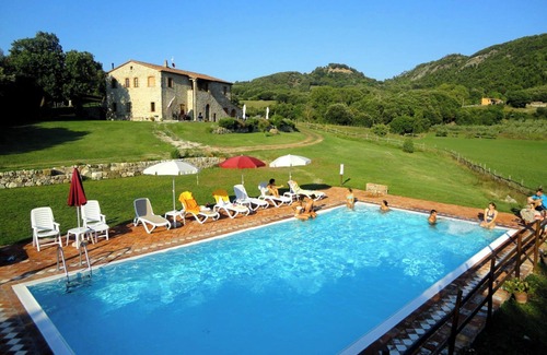 Pomarance Apartment | Apartment 'La Caciaia' with Shared Pool, Private Garden and Wi-Fi