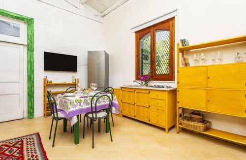 Aci Catena Apartment | Apartment 'La Casa Del Fico D'india - Verde' with Shared Garden, Wi-Fi and Air Conditioning