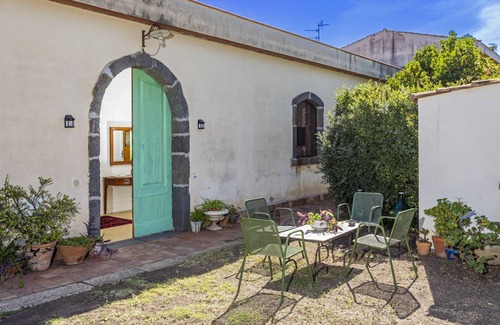 Aci Catena Apartment | Apartment 'La Casa Del Fico D'india - Verde' with Shared Garden, Wi-Fi and Air Conditioning