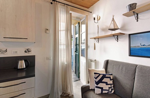 San Fruttuoso Apartment | Apartment "La Casa del Sole nel Borgo" with Balcony & Wi-Fi