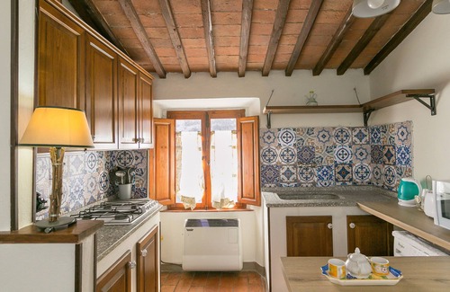 Bibbona Apartment | Apartment La Casina di Gigliola with Garden & A/C