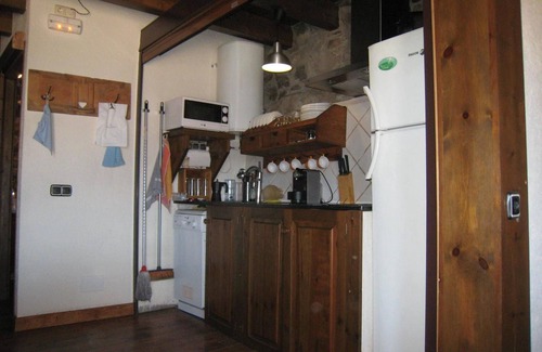 Aranser Apartment | Apartment 'La Cort De Ca L’Escolà' with Mountain View, Shared Garden and Wi-Fi