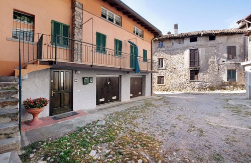 Albavilla Apartment | Apartment 'La Corte Di Zio Pippo' with Wi-Fi