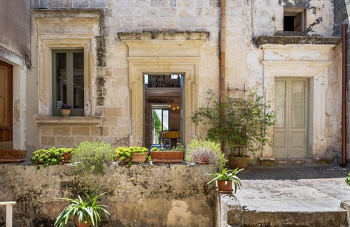 Muro Leccese House | Apartment "La Dimora Elia'" with Private Garden & Wi-Fi