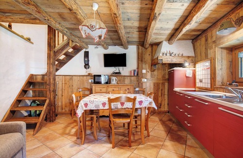 Charvensod Apartment | Apartment 'La Meisonetta' with Shared Terrace, Shared Garden and Wi-Fi