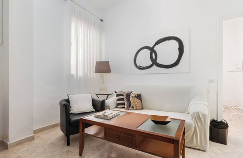 La Palmera-Reina Mercedes Apartment | Apartment 'La Naranja De Reina Mercedes' with Wi-Fi and Air Conditioning