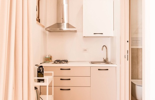 Montallegro Apartment | Apartment 'Le 3 Rose - Damasco' with Lake View, Wi-Fi and Air Conditioning
