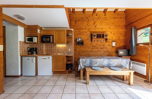 Cohennoz Apartment | Apartment 'Le Lachat' with Mountain View, Shared Terrace and Wi-Fi