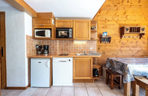 Cohennoz Apartment | Apartment 'Le Lachat' with Mountain View, Shared Terrace and Wi-Fi