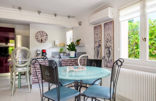 Peymeinade Apartment | Apartment 'Le Mas Des Pins' with Mountain View, Wi-Fi and Air Conditioning
