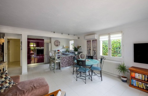 Peymeinade Apartment | Apartment 'Le Mas Des Pins' with Mountain View, Wi-Fi and Air Conditioning