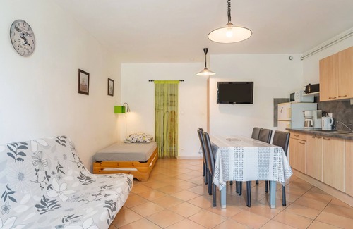 Mallemort Apartment | Apartment 'Le Pas Des Lanciers' with Shared Pool, Private Terrace and Private Garden