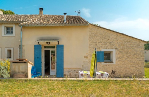 Mallemort Apartment | Apartment 'Le Pas Des Lanciers' with Shared Pool, Private Terrace and Private Garden