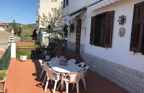 San Giovanni-Chiadino-Rozzol Apartment | Apartment 'Le Pergole' with Sea View, Wi-Fi and Air Conditioning