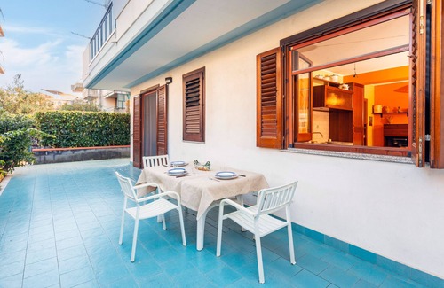 Fondachello Apartment | Apartment 'Le Piramidi House' with Shared Pool, Wi-Fi and Air Conditioning