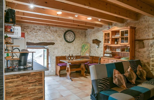 Chanaz Apartment | Apartment 'Le Portougais, À Chanaz' with Wi-Fi and Air Conditioning