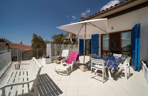 Cavoli Apartment | Apartment "Le Sirene Bilo 5" near the beach with shared terrace and Wi-Fi