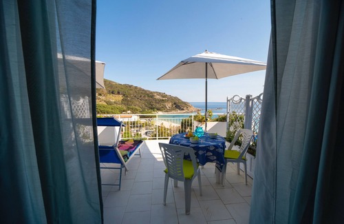 Cavoli Apartment | Apartment 'Le Sirene Mono 3' with Private Terrace, Wi-Fi and Air Conditioning