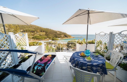 Cavoli Apartment | Apartment 'Le Sirene Mono 3' with Private Terrace, Wi-Fi and Air Conditioning