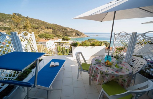 Cavoli Apartment | Apartment 'Le Sirene Mono 4' with Shared Terrace, Wi-Fi and Air Conditioning
