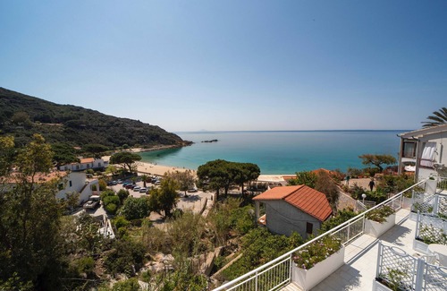 Cavoli Apartment | Apartment 'Le Sirene Mono 9' with Shared Terrace, Wi-Fi and Air Conditioning
