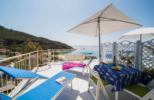 Cavoli Apartment | Apartment 'Le Sirene Mono 9' with Shared Terrace, Wi-Fi and Air Conditioning