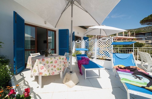 Cavoli Apartment | Apartment 'Le Sirene Mono 8' with Shared Terrace, Wi-Fi and Air Conditioning