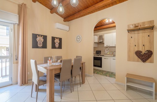 Floridia House | Apartment 'Le Tre Pigne' with Balcony, Wi-Fi and Air Conditioning