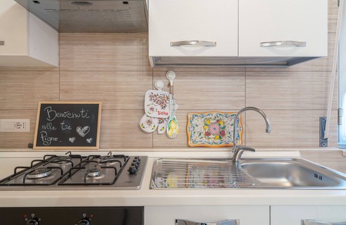 Floridia House | Apartment 'Le Tre Pigne' with Balcony, Wi-Fi and Air Conditioning