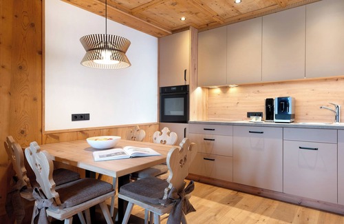 Daunei Apartment | Apartment 'Lën' with Mountain View, Shared Garden and Wi-Fi