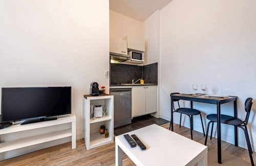 Rive Droite Apartment | Apartment 'Les Capucins - T2 Tout Confort' with Private Terrace, Private Garden and Wi-Fi
