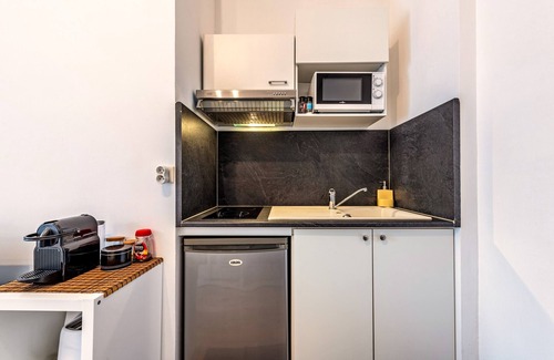 Rive Droite Apartment | Apartment 'Les Capucins - T2 Tout Confort' with Private Terrace, Private Garden and Wi-Fi