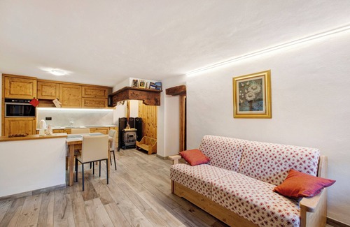 Valsavarenche Apartment | Apartment 'Les Cles - Genepy' with Mountain View, Balcony and Wi-Fi