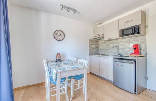 Le Verdon-sur-Mer Apartment | Apartment 'Les Vertmarines' with Shared Pool, Private Terrace and Wi-Fi